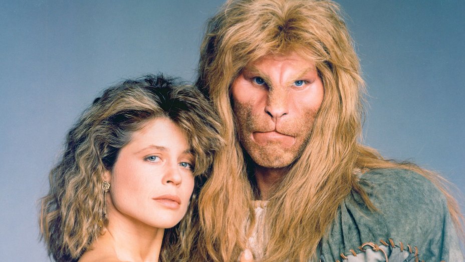 Nel 1987, Linda Hamilton e Ron Perlman portano in tv ‘La Bella e la Bestia’