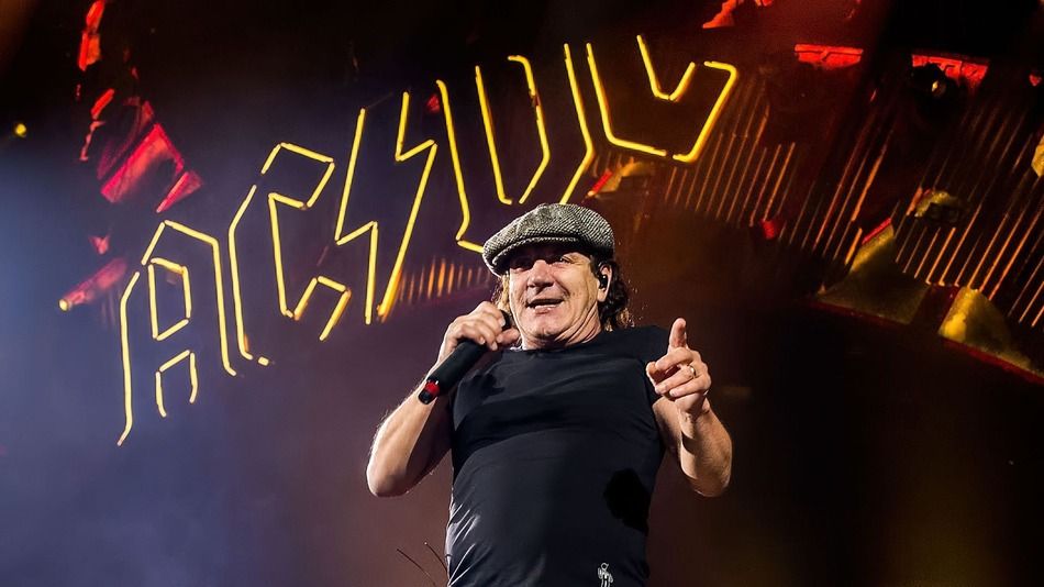 Brian Johnson (AC/DC) torna a cantare sul palco insieme a Robert Plant (Led Zeppelin)