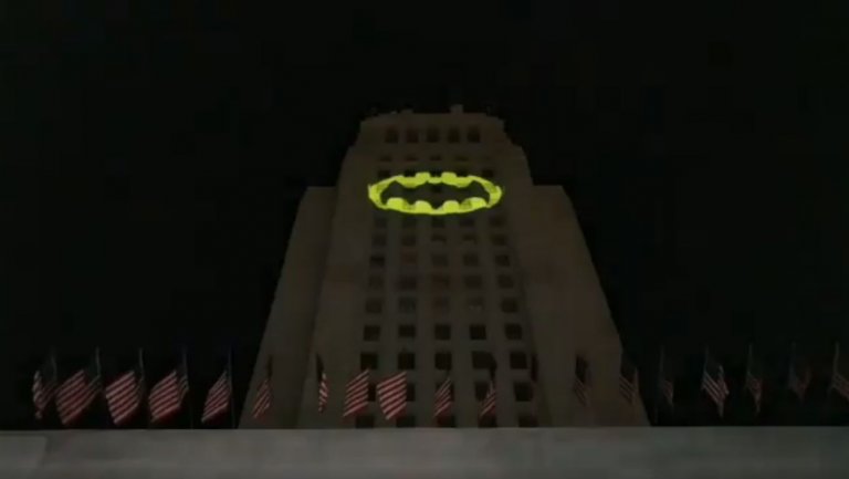 A Los Angeles hanno proiettato il Bat-segnale, per ricordare Adam West