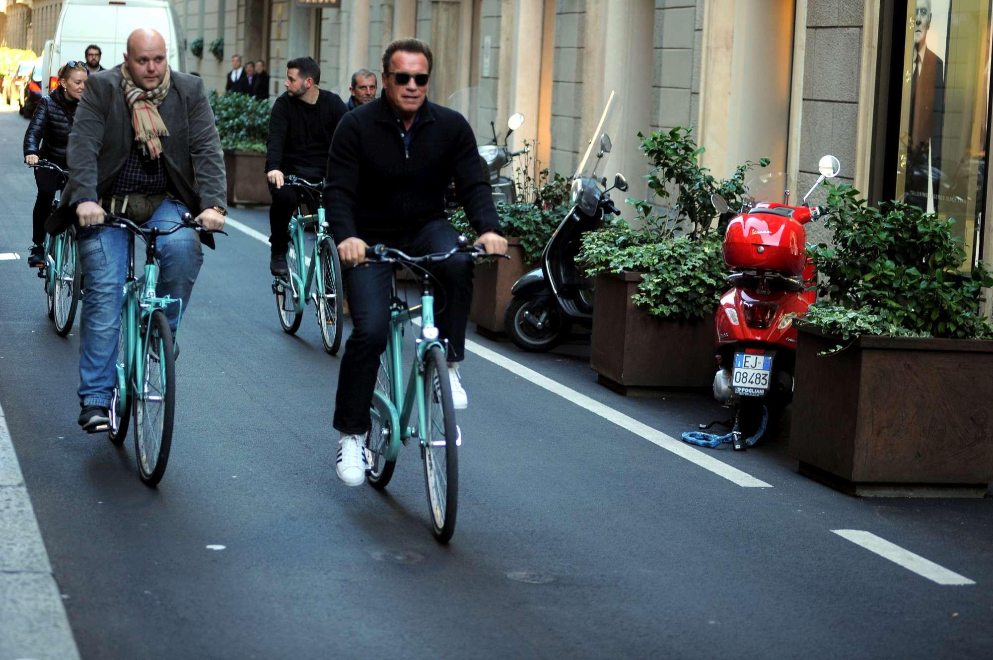 Arnold Schwarzenegger in bici in “Montenapo” a Milano, poi shopping da migliaia di euro in borse e cappelli