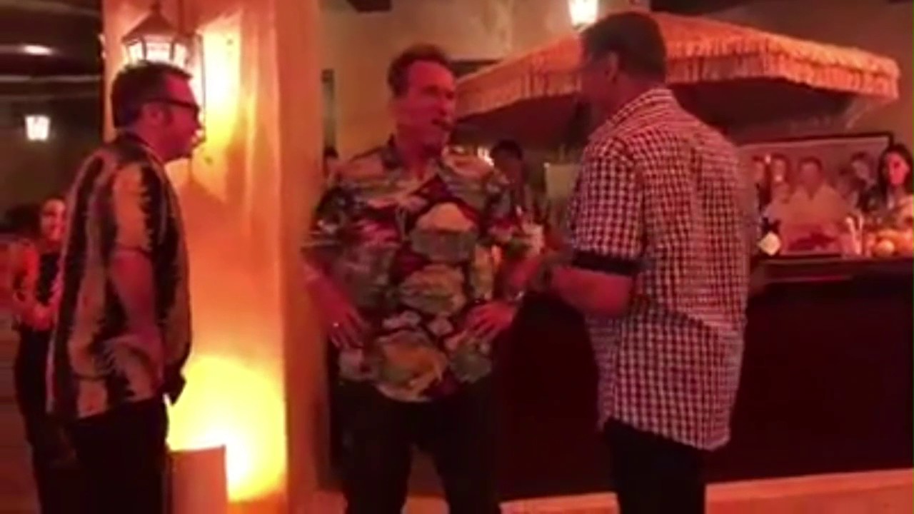 Stallone e Schwarzenegger ballano insieme davanti a tutti [video]