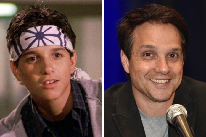 Buon compleanno Ralph Macchio! Che combina il nostro Daniel LaRusso?