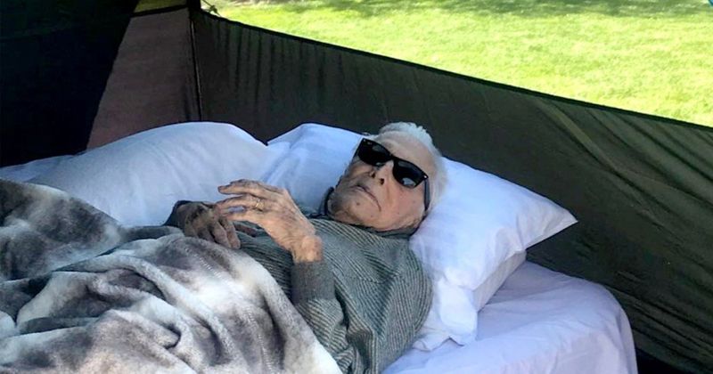 A 102 anni Kirk Douglas se ne va beatamente in campeggio