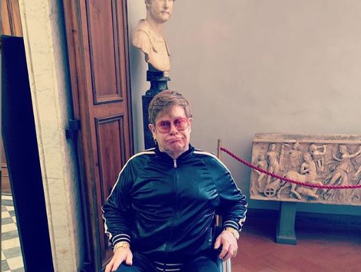Elton John agli Uffizi… in carrozzina