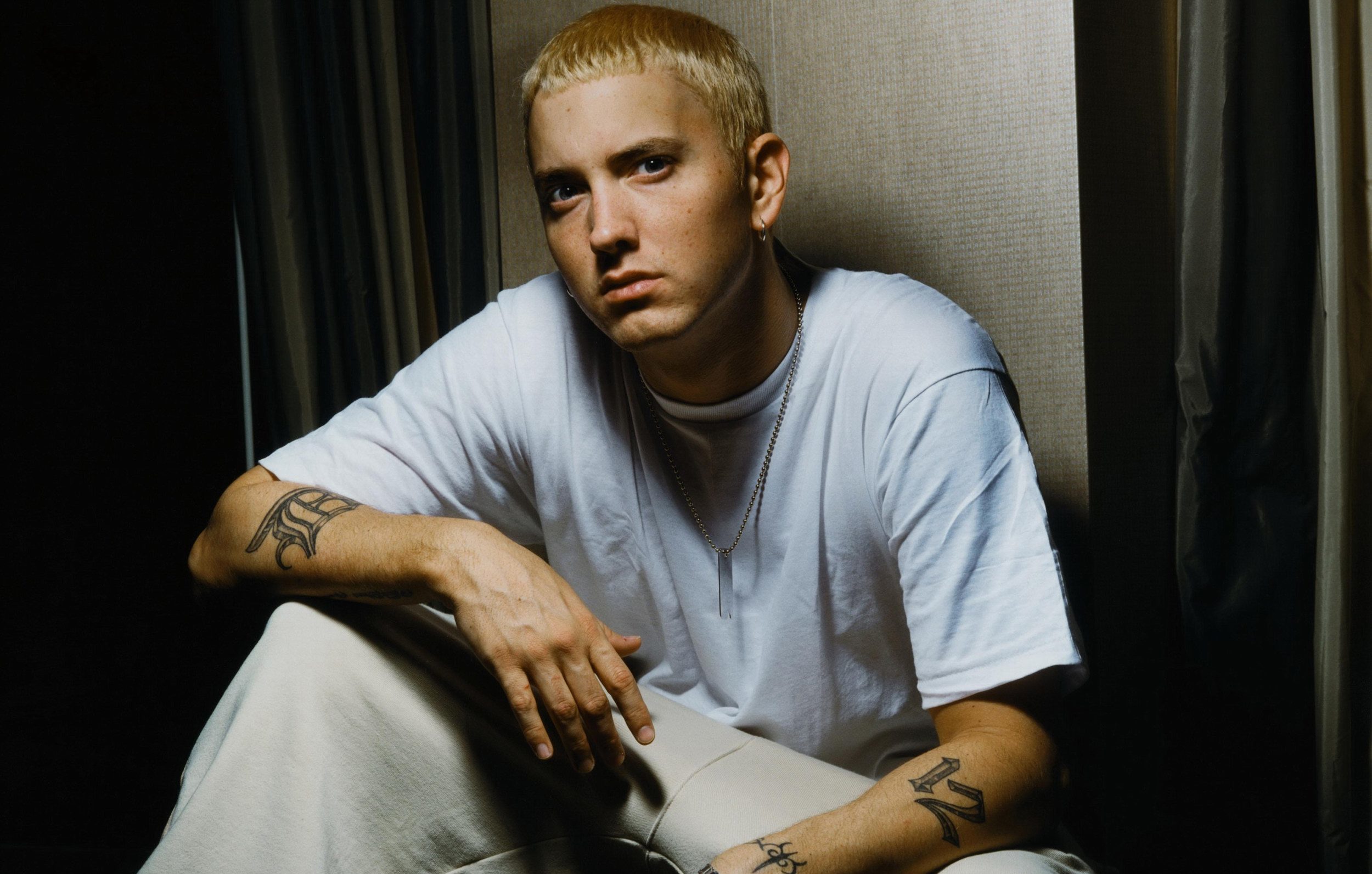 Eminem festeggia undici anni di sobrietà con la foto della medaglia: “Ancora senza paura”