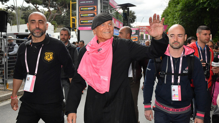 Giro d’Italia: il primo a tagliare il traguardo è Don Matteo