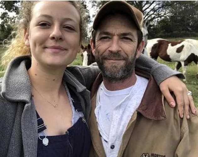 La figlia di Luke Perry su Instagram: “Mio padre sepolto con un abito biodegradabile”