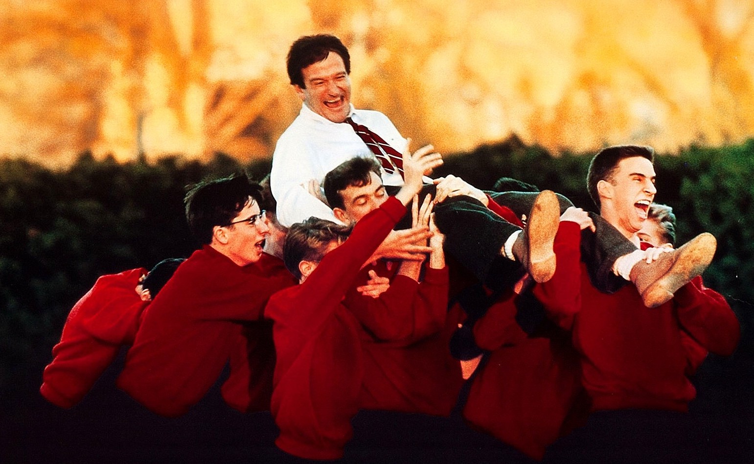 L’attimo fuggente, le improvvisazioni di Robin Williams e l’ispirazione presa da un vero professore