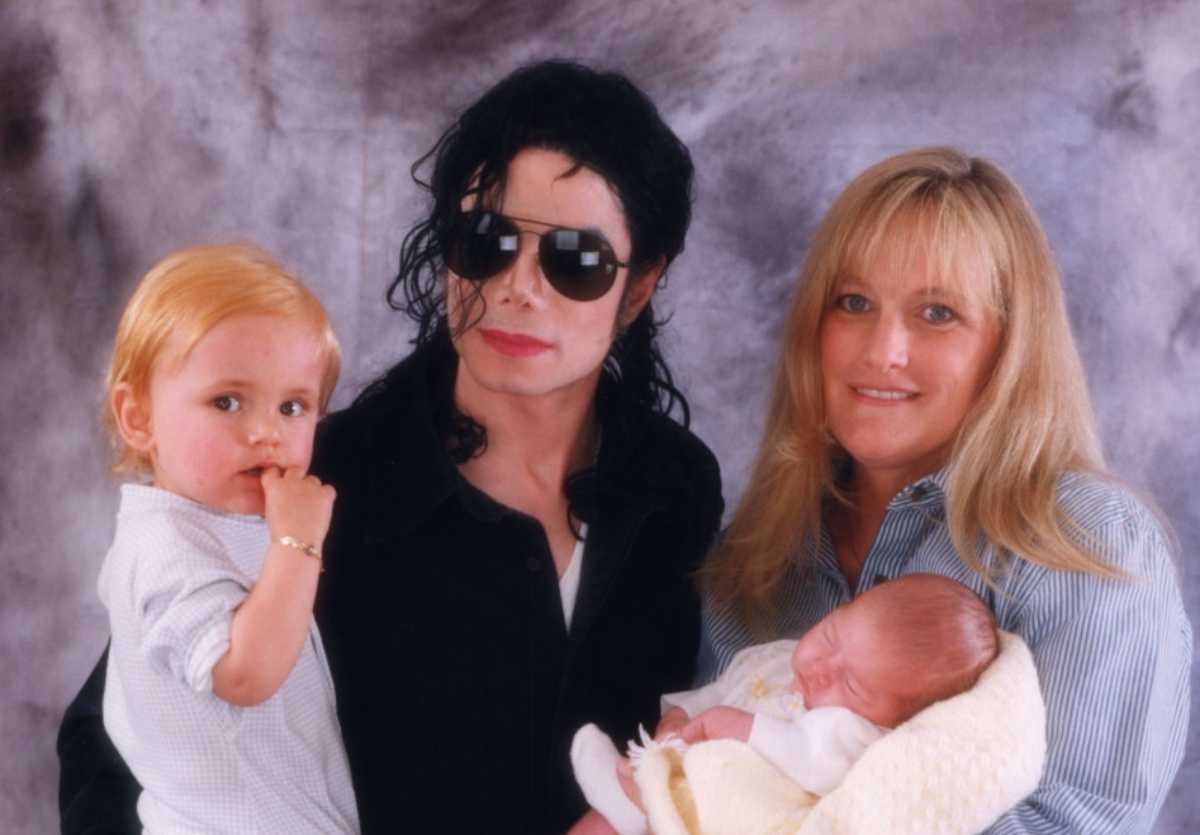 Le ceneri di Michael Jackson custodite nei gioielli indossati dai tre figli