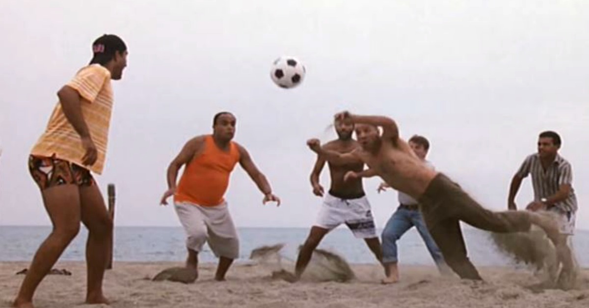 Aldo rifà la famosa scena della spiaggia di “Tre uomini e una gamba”