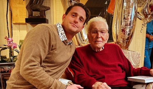 Kirk Douglas compie 103 anni, il compleanno passato in famiglia