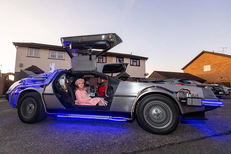 Compra una DeLorean e la trasforma nell’auto di Ritorno al Futuro: “Così porto mia figlia a scuola”