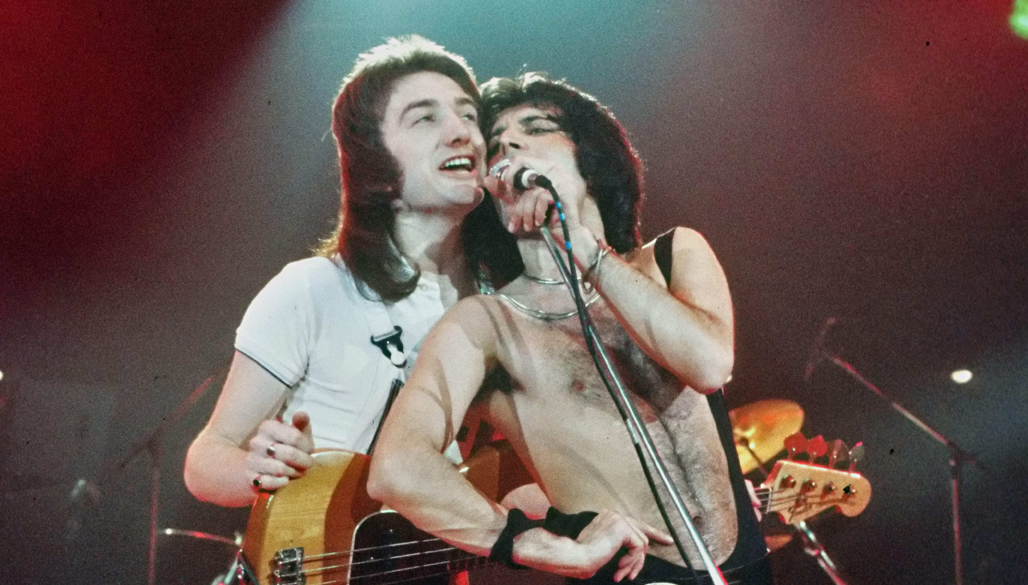 Queen: perchè John Deacon non andò a trovare Freddie in punto di morte lasciando poi la band?