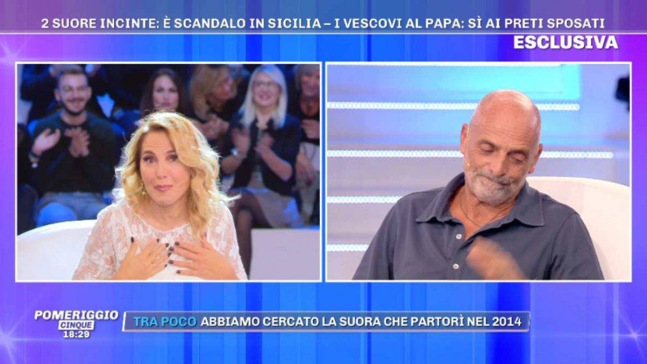 Paolo Brosio si addormenta in diretta durante il collegamento con Live Non è la d’Urso