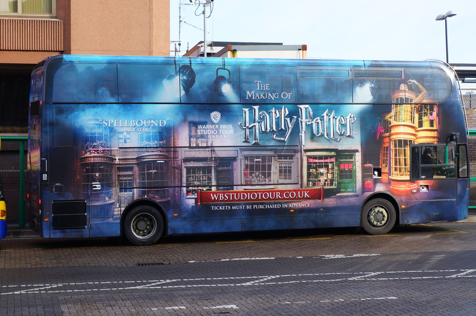 La Warner Bros fa usare i bus di Harry Potter per il trasporto dei medici al lavoro contro il Coronavirus