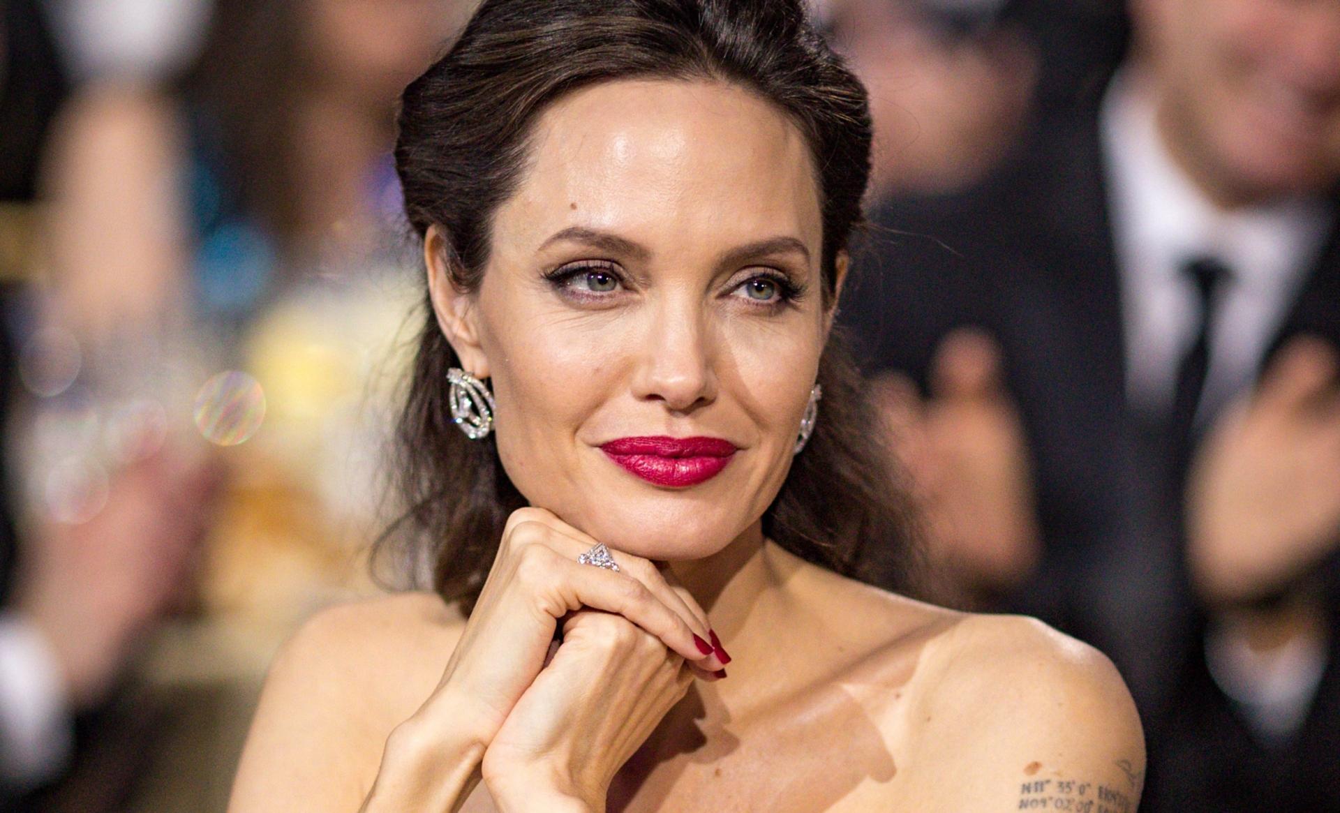 I 45 anni di Angelina Jolie; rivediamola giovanissima nel video di Alta Marea di Venditti