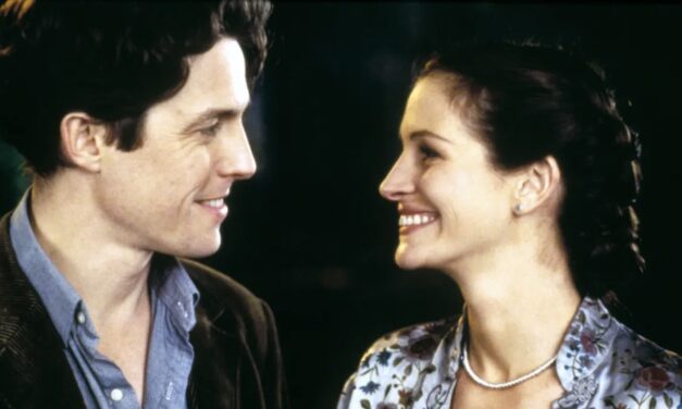 Notting Hill, Hugh Grant e i baci con Julia Roberts: “Ha una bocca così grande che quasi sentivo una debole eco”