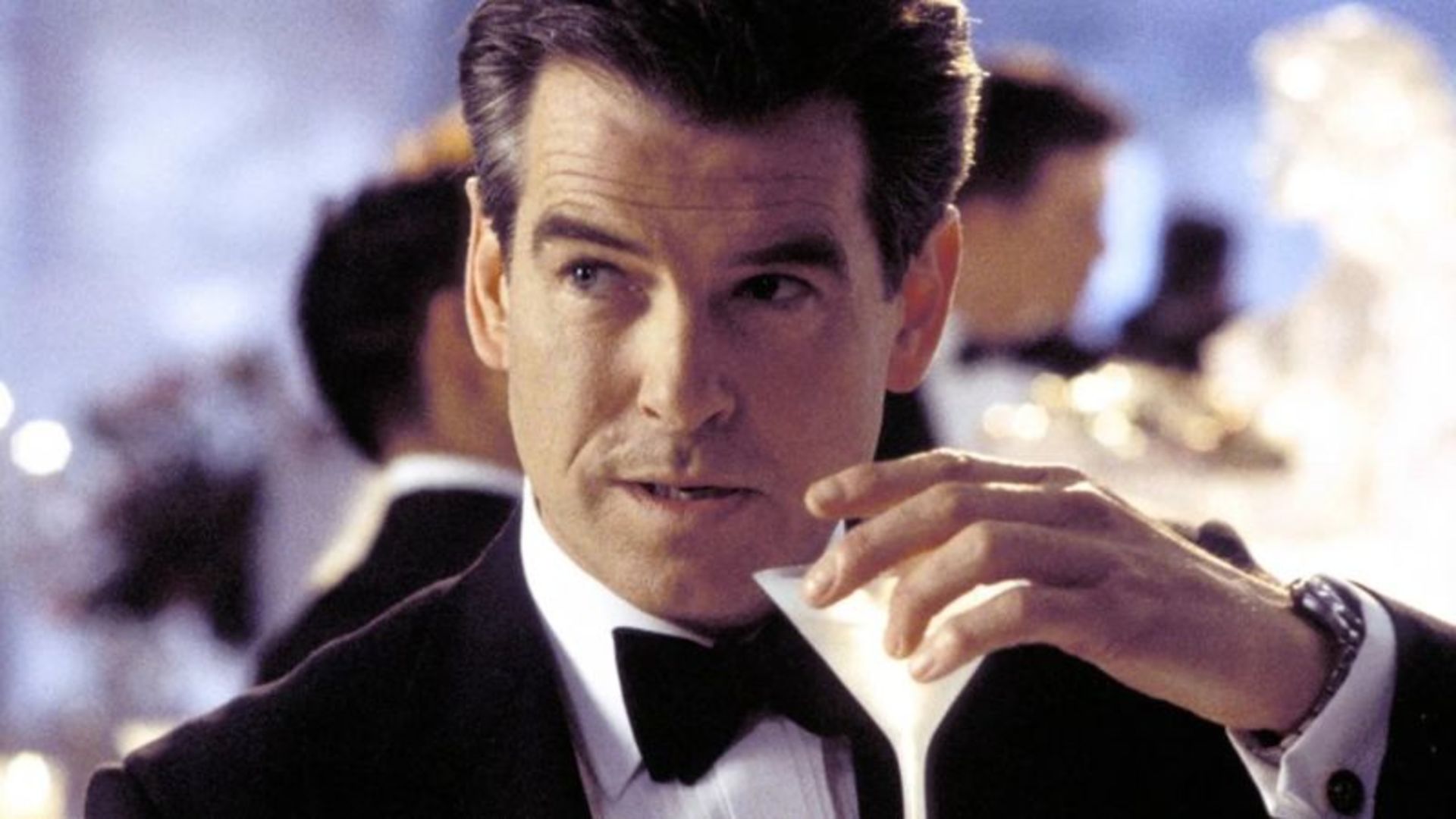 Pierce Brosnan venne informato del rimpiazzo di James Bond al telefono: “Non ho rimpianti oggi”