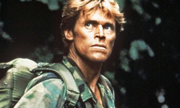 Platoon: l’intossicazione di Willem Dafoe, il finale alternativo girato e la sceneggiatura mandata a Jim Morrison