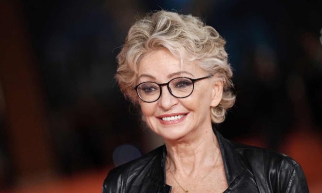 Enrica Bonaccorti: “Evito di guardarmi allo specchio, così spelacchiata mi faccio paura, dopo la chemio ho perso 4 chili”
