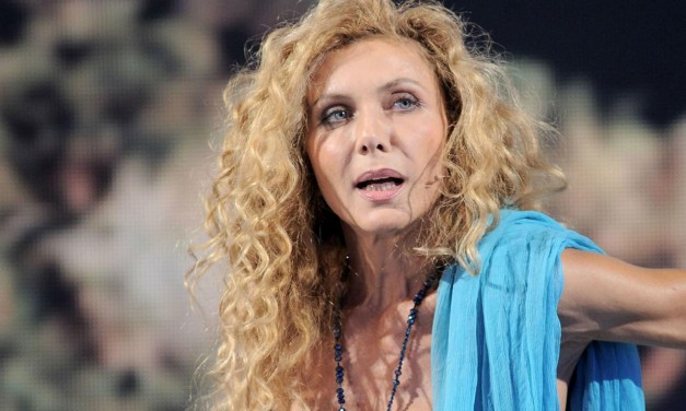 Eleonora Brigliadori alla manifestazione No Mask: “Attacco alla nostra libertà. Ci distruggono la vita attraverso vaccini, tamponi e limiti alla respirazione”