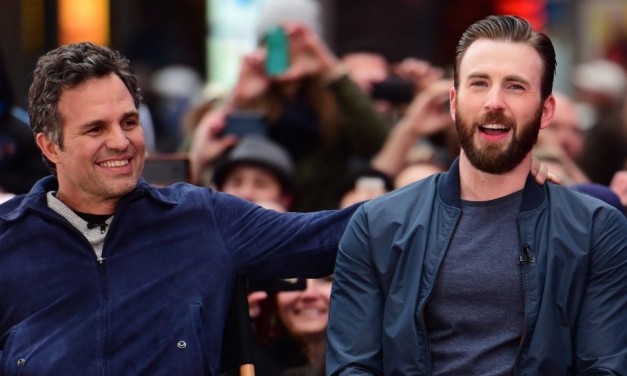 Chris Evans e la foto del nudo apparsa sui social: i commenti divertiti di Mark Ruffalo e del fratello
