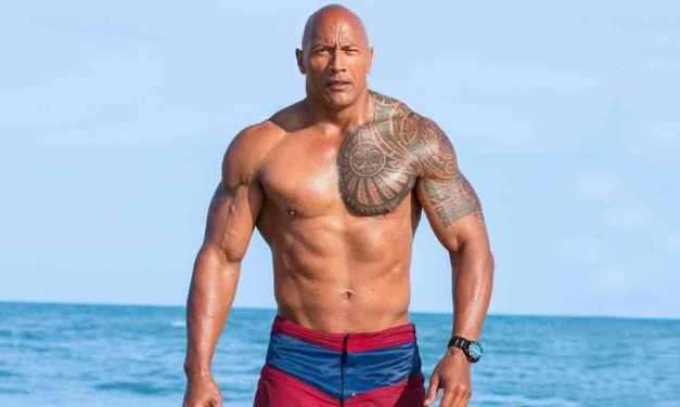 Dwayne “The Rock” Johnson smonta a mani nude il cancello di casa che non si apriva
