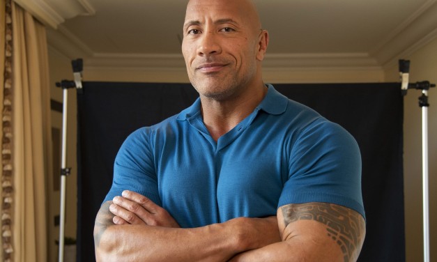 Dwayne Johnson ringrazia i vigili del fuoco donando le sue scarpe da ginnastica