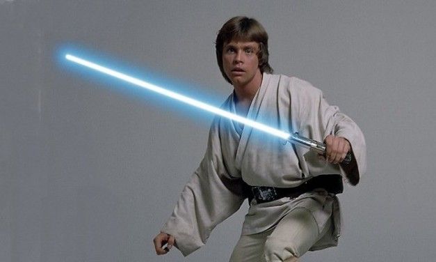 Uno Youtuber ha ricreato la prima spada laser retrattile: taglia tutto!