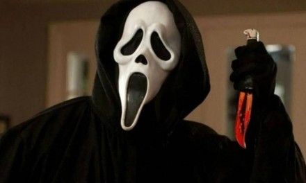 Scream: il legame con “Scary Movie”, la storia vera dietro al film e il mistero dell’attore nelle scene del telefono