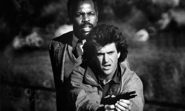 Arma Letale: la preparazione di Mel Gibson e Danny Glover, il salto della ragazza con il “trucco” e il copione iniziale più dark