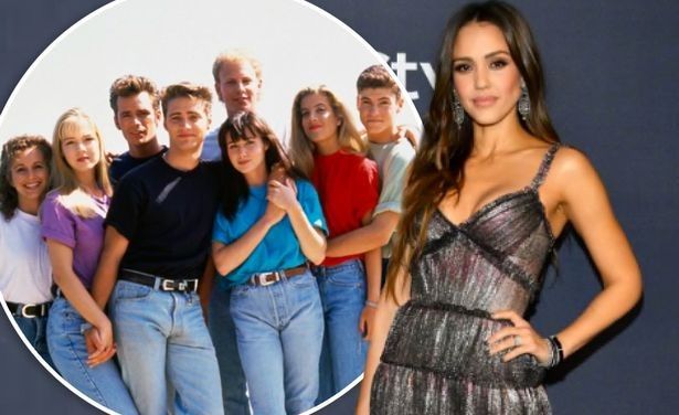 Beverly Hills 90210, Jessica Alba ricorda la strana regola: “Non ti è permesso guardare negli occhi gli altri attori”