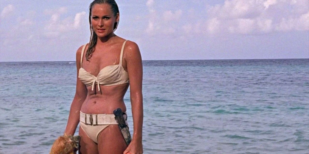 007 – Licenza di uccidere, il celebre bikini di Ursula Andress va all’asta: previsti 500 mila dollari per averlo