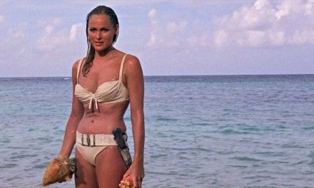 007 – Licenza di uccidere, il celebre bikini di Ursula Andress va all’asta: previsti 500 mila dollari per averlo