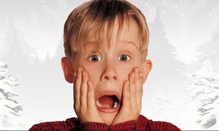 Macaulay Culkin indossa la mascherina a tema “Mamma, ho perso l’aereo”