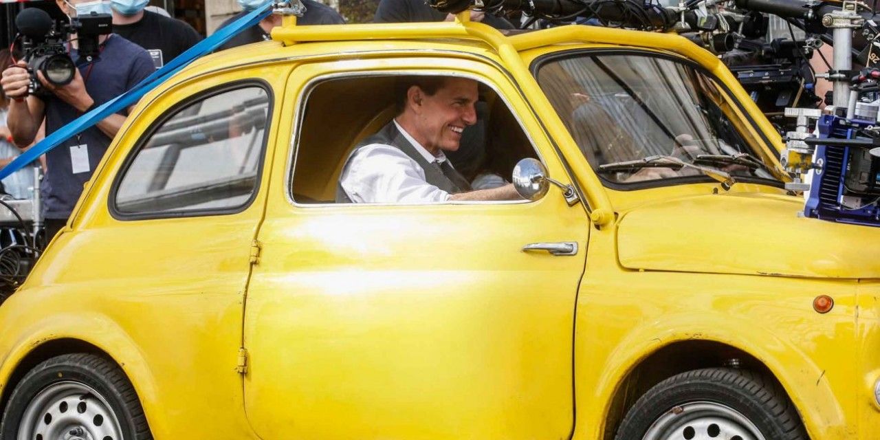 Mission: Impossible 7, Tom Cruise sfreccia per Roma su una Cinquecento vintage gialla