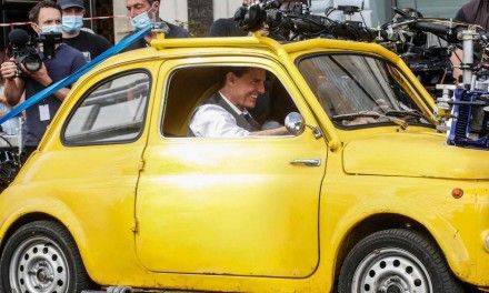 Mission: Impossible 7, Tom Cruise sfreccia per Roma su una Cinquecento vintage gialla