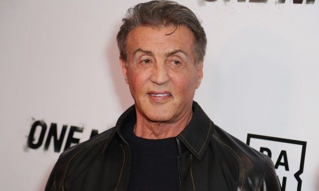 Sylvester Stallone si spaventa nel vedere… la sua testa mozzata [VIDEO]