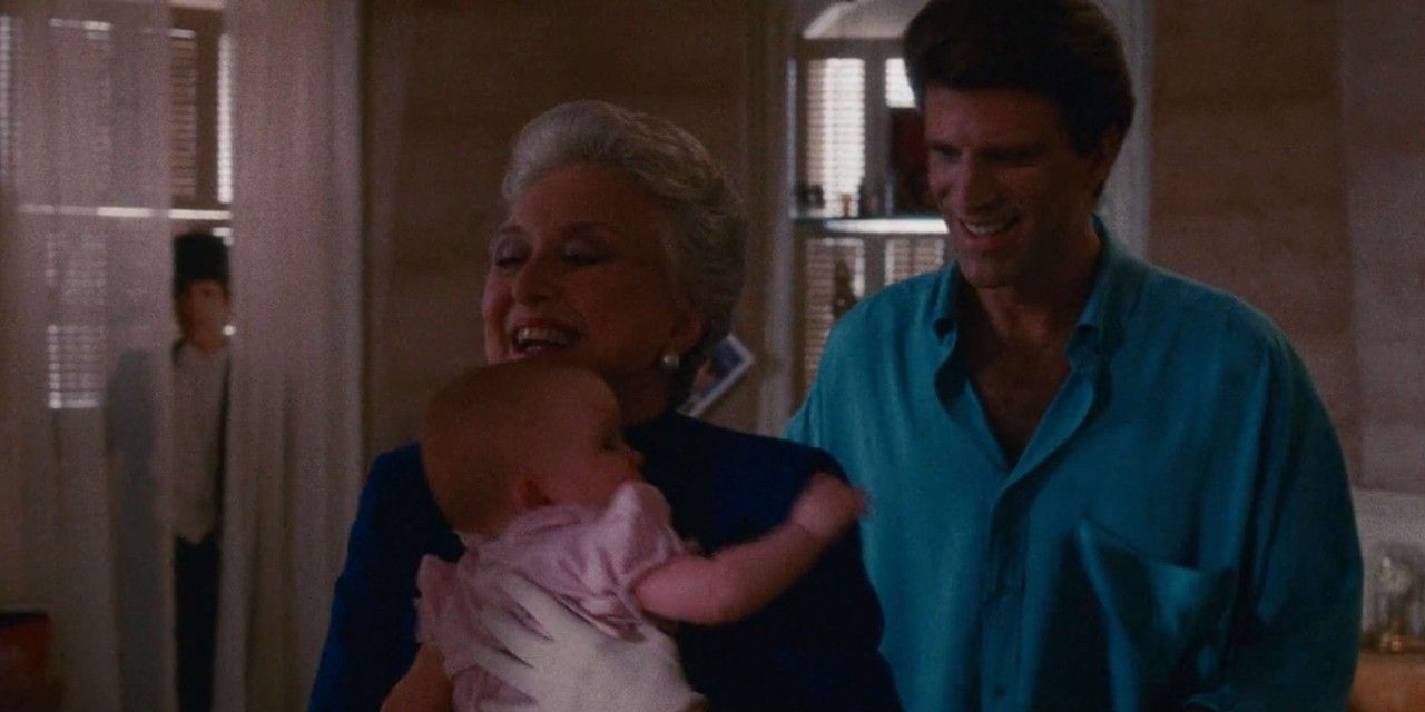 “Tre Scapoli e un Bebè” e l’apparizione del fantasma dietro le tende