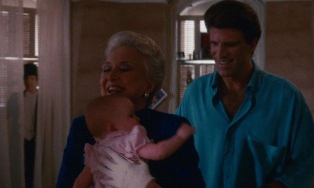 “Tre Scapoli e un Bebè” e l’apparizione del fantasma dietro le tende