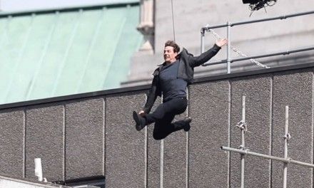 Tom Cruise sul set di “Mission: Impossible” spaventa il cast: “Non so se sopravviverà agli stunt”