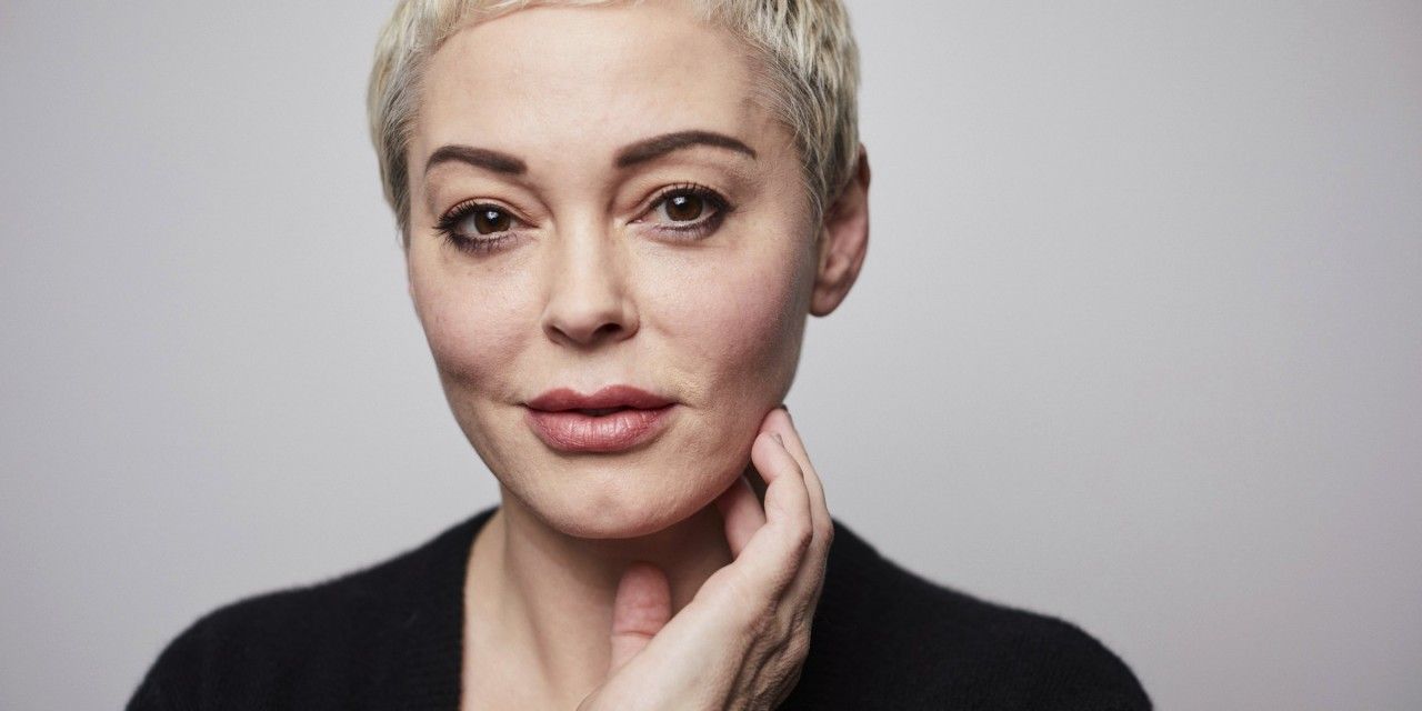 Rose McGowan si rompe un braccio mentre legge i risultati delle elezioni USA