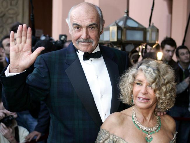 Sean Connery, la moglie rivela: “Soffriva di demenza senile, non era più vita per lui”