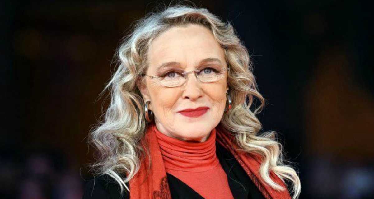 Eleonora Giorgi: “Mi passarono una pipa con l’oppio. Stavo morendo, non mi sentivo amata”