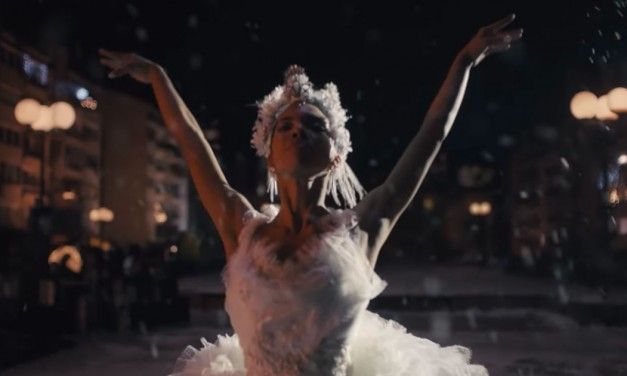 Amazon: ecco lo spot natalizio con “The Show Must Go On” dei Queen