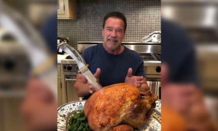 Schwarzenegger accoltella il tacchino e ne dona 500 ai più poveri