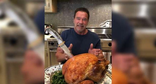 Schwarzenegger accoltella il tacchino e ne dona 500 ai più poveri