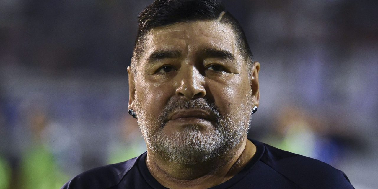 Maradona, indagini sulla morte: “Una settimana prima cadde, battendo la testa e nessuno lo portò in ospedale”