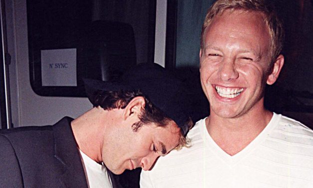 Ian Ziering: “Luke Perry è stato sepolto con un abito di funghi”