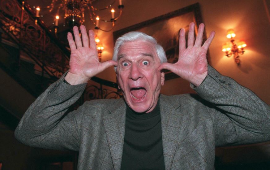 Leslie Nielsen e lo scherzo dei peti durante le interviste